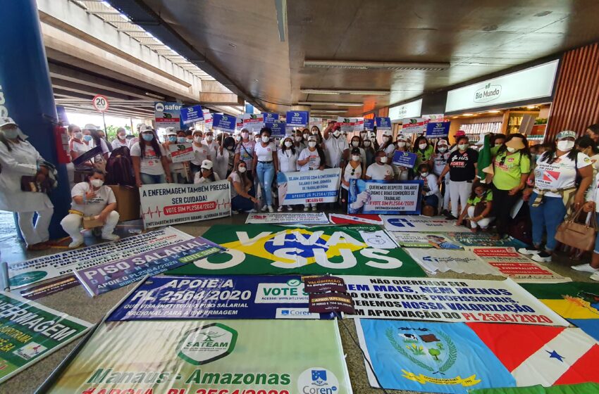  Caravanas do Sindsaúde em Brasília, realizam ato no Aeroporto para cobrar deputados a aprovar o PL 2564/20