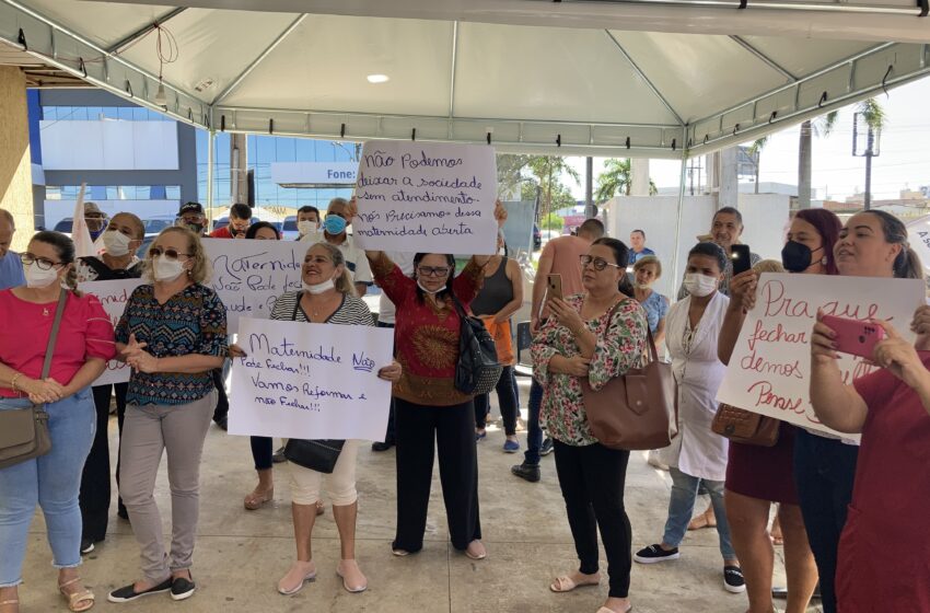  Trabalhadores protestam contra fechamento da Maternidade Marlene Teixeira