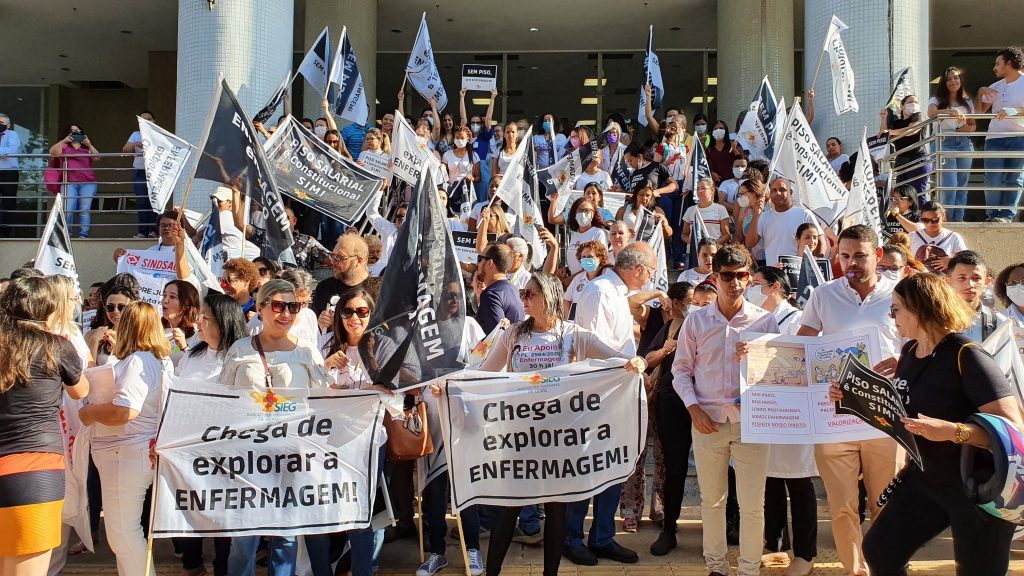 Sindsaúde fortalece luta pela revogação da suspensão do piso; protesto ocorreu em frente ao HC